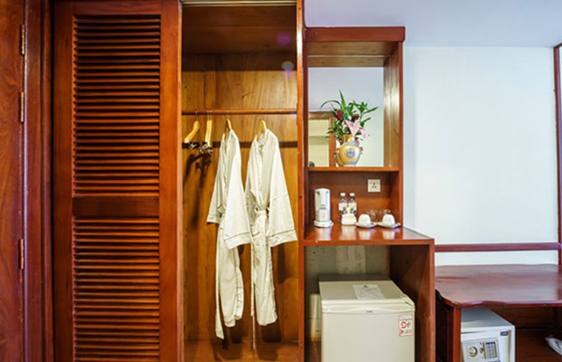 Deluxe connecting room